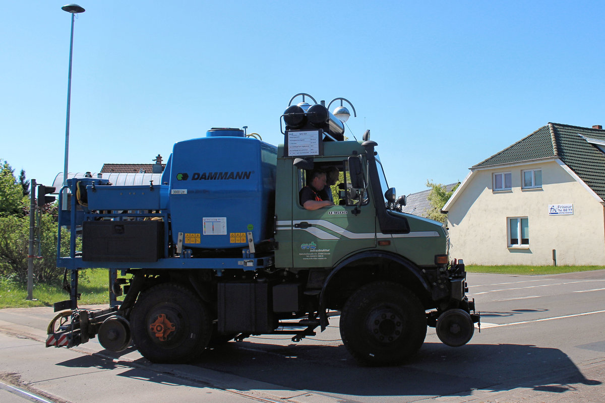 evb Infrastruktur >NFZ 531< // nach getaner Arbeit, verläßt der Unimog die evb Gleise am Bahnübergang  B75 . Tostedt den 07.05.2018