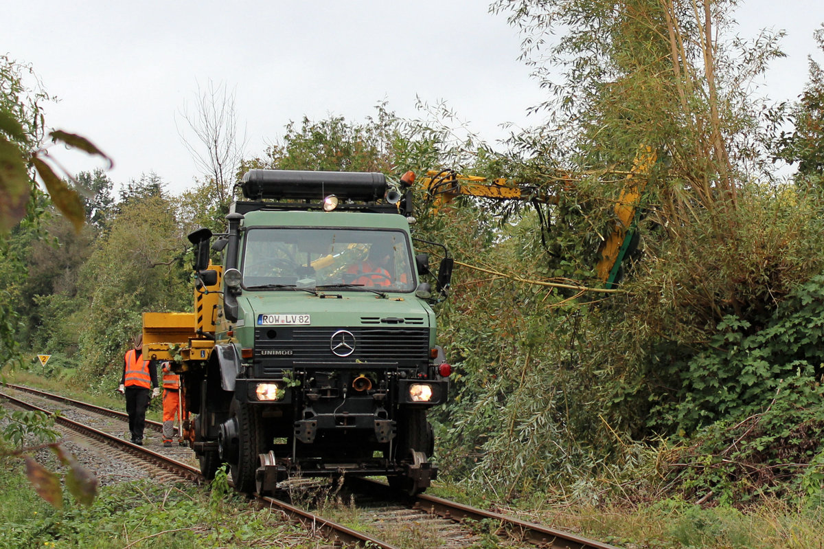 evb Infrastruktur >NFZ 531< war am 07.10.2020 in Tostedt - West damit beschäftigt den Bewuchs in Grenzen zu halten.