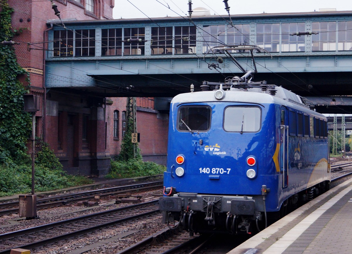 evb: Lokzug von evb Logistik mit der blauen 140 870-7 (ehemals DB) beim Passieren des Bahnhofs HAMBURG HARBURG am 13. Oktober 2015.
Foto: Walter Ruetsch