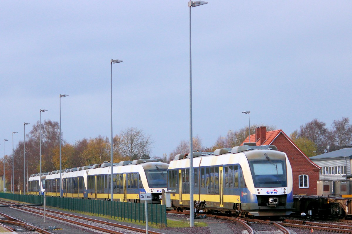 evb - VT 102 und vier weitere Lint-Triebwagen haben Wochenendruhe. Bremervörde den 14.11.2015.