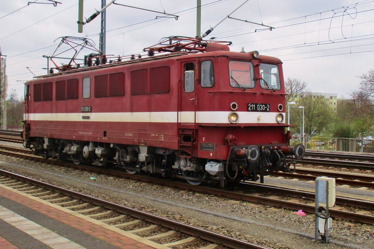 Ex-DR 211 030 steht am 8 April 2017 in Dresden Hbf.