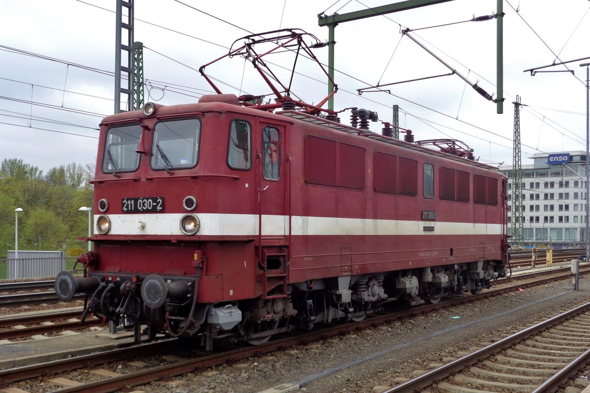 Ex-DR 211 030 steht am 8 April 2017 in Dresden Hbf.