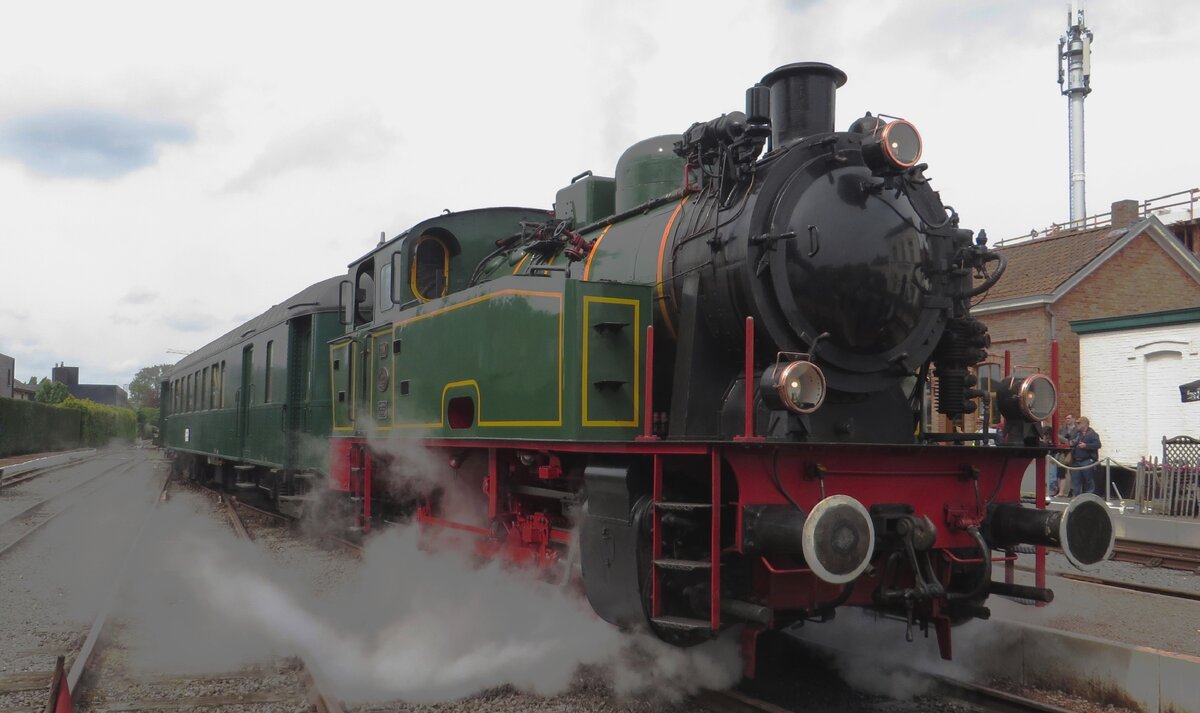 Ex-Hoogovens Lok 22 TOM steht mit Dampf am 6 Mai 2023 mit ein Dampfpendelzug in Maldegem während das Dampfwochenende der SCMs. Wegen Kontroversen über Umweltfeindliche Gasausstösse entscheidete Tata Steel (ehemahlige Hoogovens) die zwei für Exkursionen eingesetzte Dampfloks 'TOM' und 'BONNE' los zu werden; TOM hat ins SCM ein vorlaufiges neues Heimat gefunden.