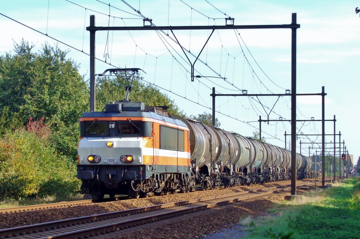 Ex-LOCON 1828 schlept ein Kesselwagenzug durch Wijchen am 12 Oktober 2018.