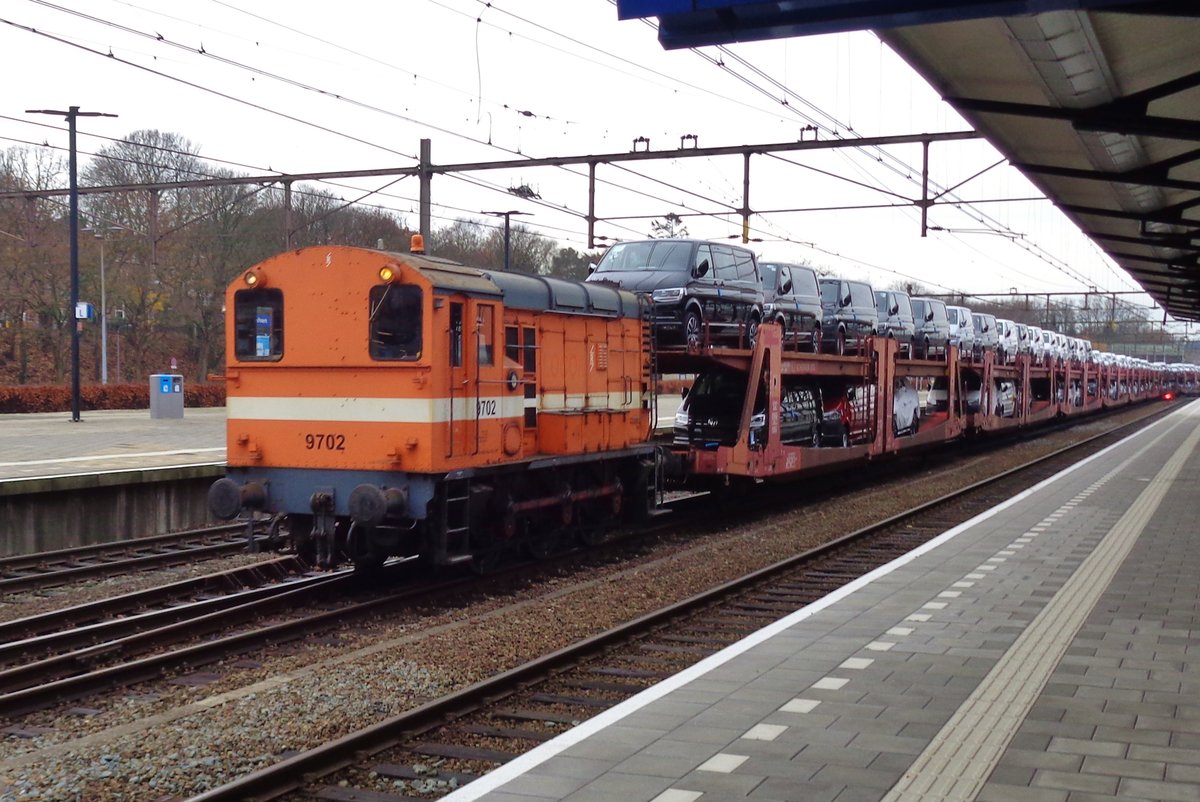 Ex-LOCON 9702 schleppt ein PKW-Zug durch Amersfoort am 5 Dezember 2018.