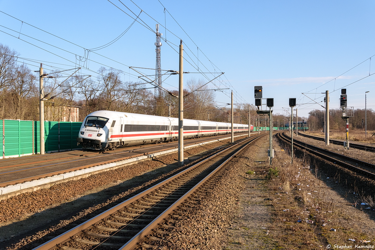 Ex Metropolitan Garnitur in Rathenow und fuhr weiter in Richtung Stendal. Geschoben hatte die 101 130-3. 26.12.2017