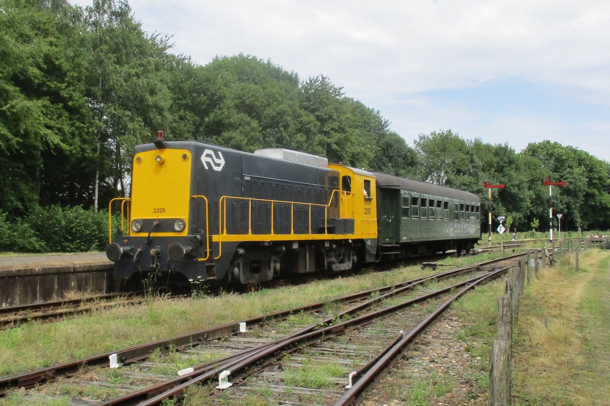 Ex-NS 2205 rangiert in Simpelveld am 8 Juli 2017.