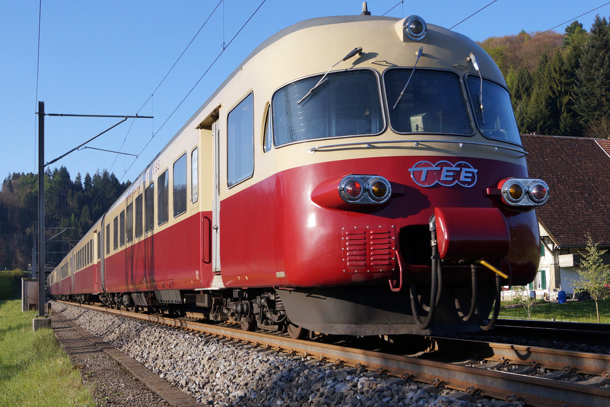 Extrazug vom 22. April 2017.
60 Jahre TEE-Domodossola 
SBB/SBB Historic: RAe 1053 unterwegs am frühen Morgen bei Wynigen.
Foto: Walter Ruetsch  