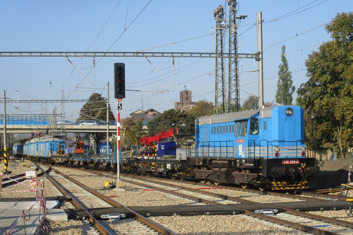 EZ 740 599 schlept am 20 September 2018 ein gleisbauzug durch Beroun.