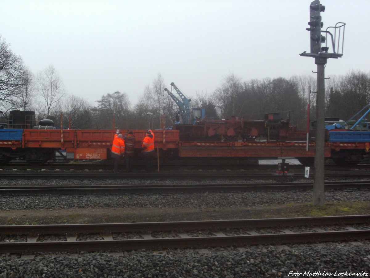 Fahrgestell der Herresfeldbahnlok wurde auf einem Flachwagen Verladen und wird wenige std später nach Meiningen Überführt / Putbus am 9.1.14