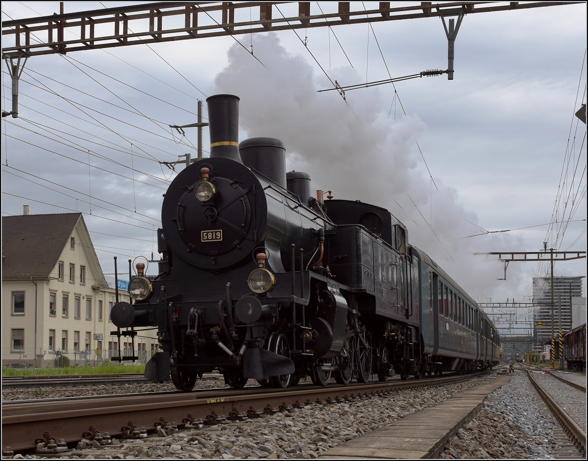 Fahrleitungsstrung nannte sie die Veranstaltung, um an die Dampfreserve in Olten fr solche Flle zu erinnern. Durchfahrt des Sonderzugs in Pratteln mit Eb 3/5 3819. Die bekannte Stelle in der Gterstrasse sorgt fr spannende Bilder. April 2019.