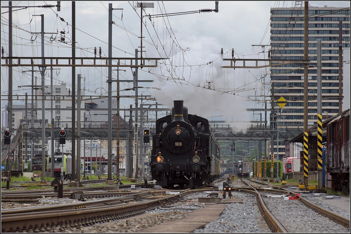 Fahrleitungsstrung nannte sie die Veranstaltung, um an die Dampfreserve in Olten fr solche Flle zu erinnern. Durchfahrt des Sonderzugs in Pratteln mit Eb 3/5 3819. Die bekannte Stelle in der Gterstrasse sorgt fr spannende Bilder. April 2019.