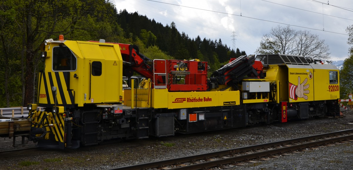 Fahrleitungsturmwagen RhB Xmf 6/8 92020 abgestellt im Bahnhof Klosters Platz am 14.05.2014. Hersteller: Plasser & Theurer, Gewicht: 69,0t, LP: 19,26m, Vmax: 90km/h 