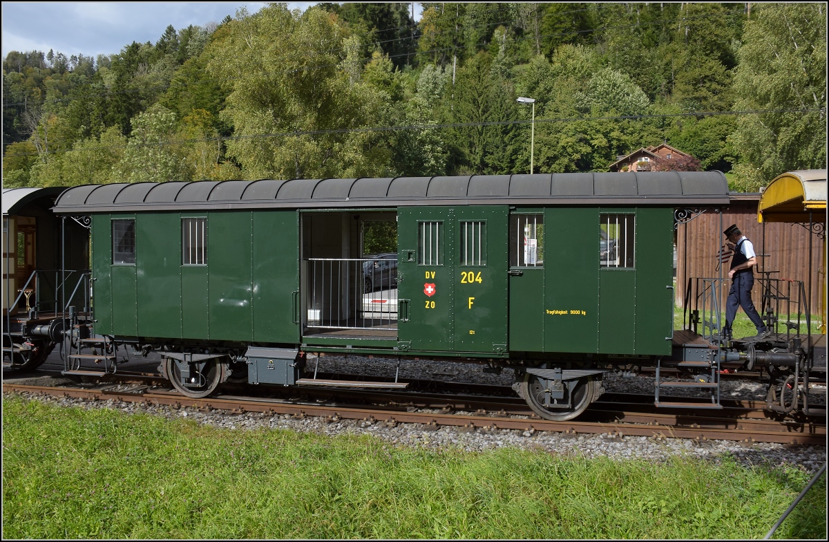 Fahrtag DVZO. 

F 204 der DVZO wird in Bauma rangiert. Oktober 2021.