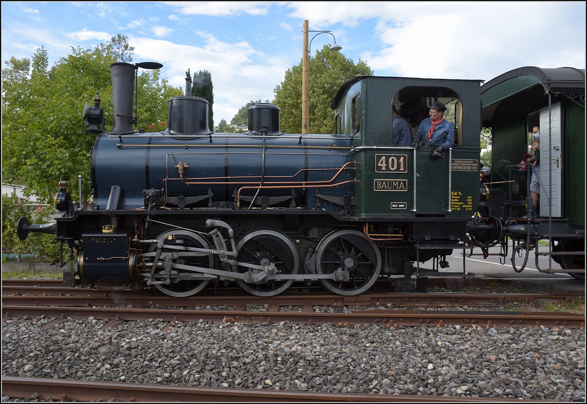 Fahrtag DVZO mit 120-jähriger Lady.

Ed 3/3 401 'Bauma' in Bäretswil. Oktober 2021