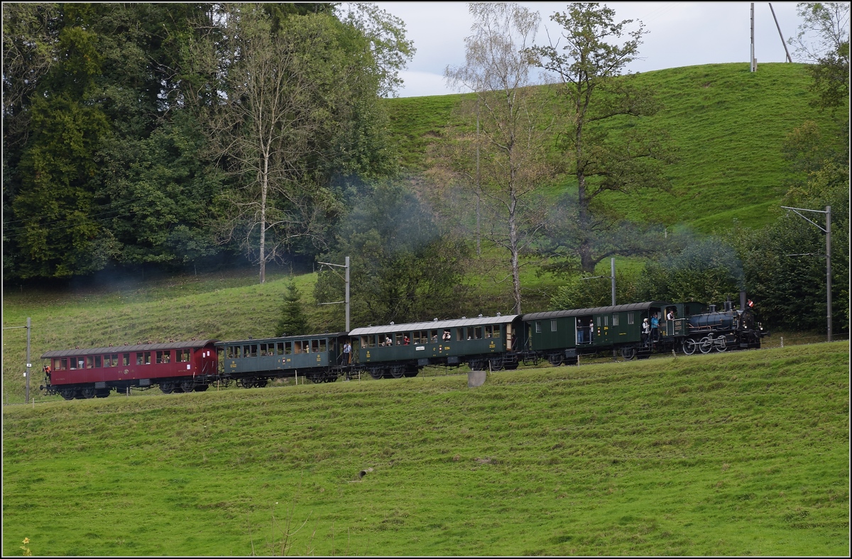 Fahrtag DVZO mit 120-jähriger Lady.

Ed 3/3 401 'Bauma' oberhalb der Giesserei Wolfensberger. Oktober 2021.