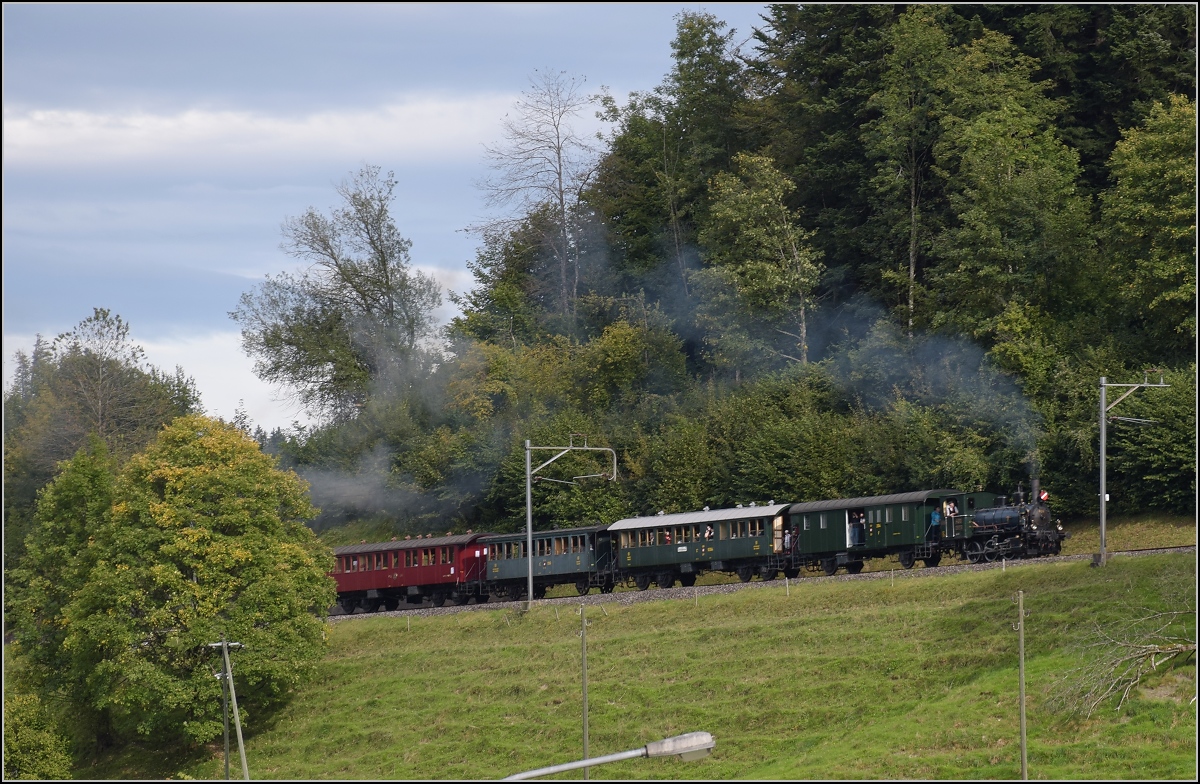 Fahrtag DVZO mit 120-jähriger Lady.

Ed 3/3 401 'Bauma' oberhalb der Giesserei Wolfensberger. Oktober 2021.
