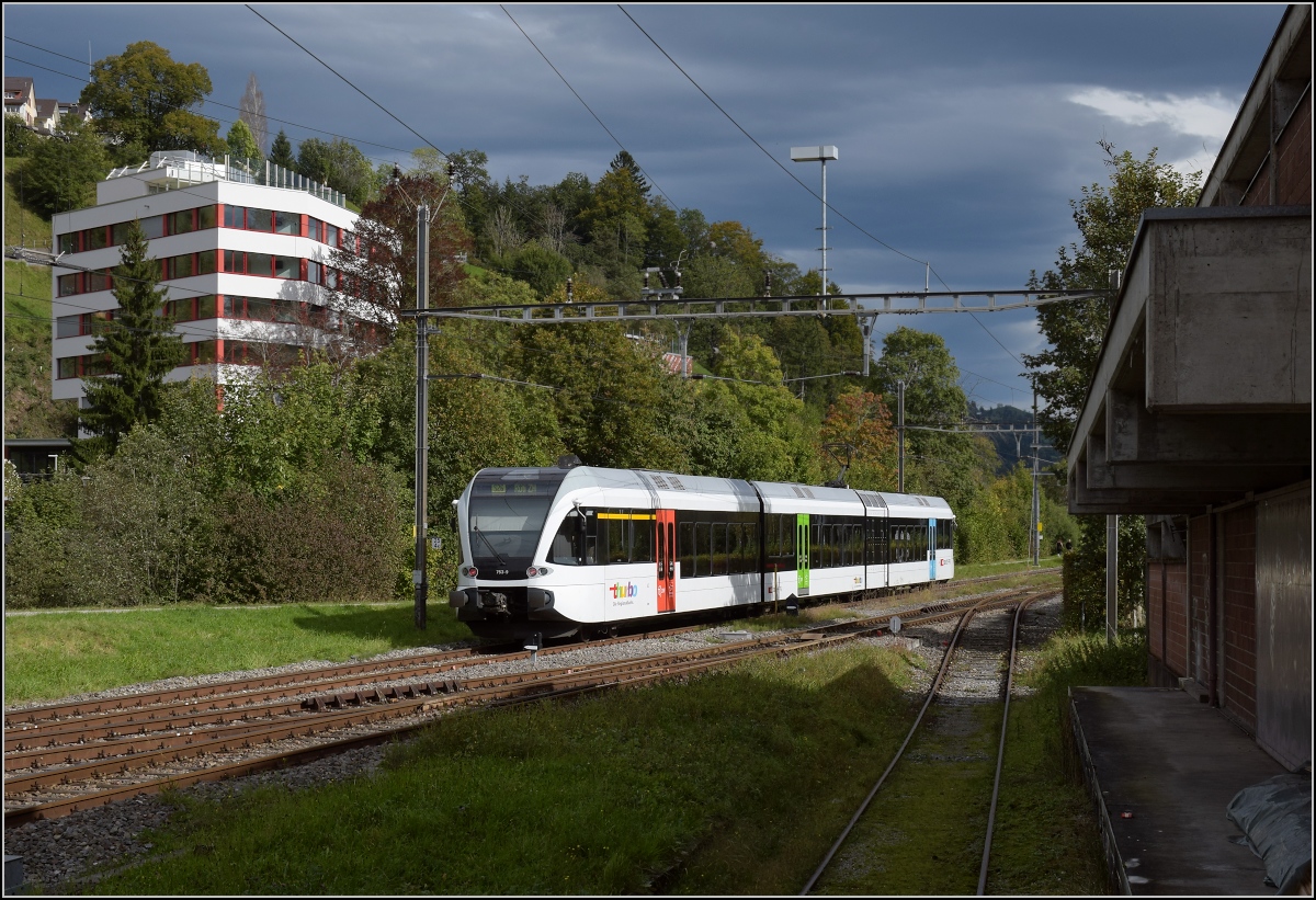 Fahrtag DVZO.

In Bauma fährt der Thurbo-GTW RABe 526 753 am Geschehen vorbei. Oktober 2021.