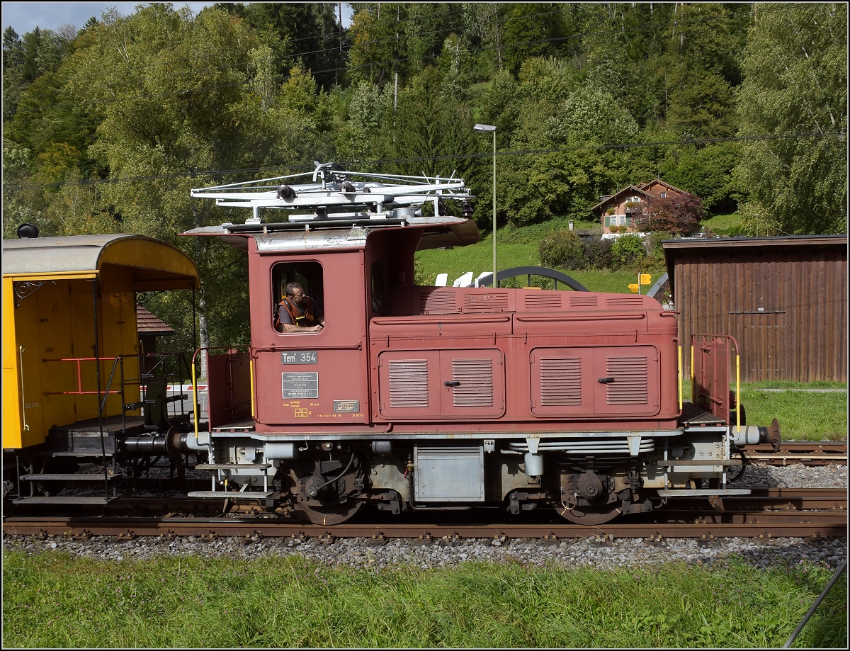 Fahrtag DVZO.

Tem II 354 der DVZO rangiert in Bauma. Oktober 2021.