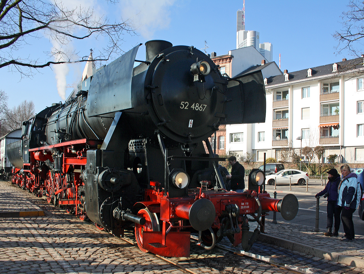 
Fahrtag der Historische Eisenbahn Frankfurt e.V. am 30.01.2011 auf der Frankfurter Hafenbahn am Mainufer. Hier die Gterzug-Dampflokomotive 52 4867 der HEF, ex GKB 152.4867 (Graz-Kflacher Eisenbahn- und Bergbaugesellschaft), ex BB 152.4867, ex DR 52 4867. 

Die Lok wurde1943 bei der Maschinenbau und Bahnbedarf AG in Potsdam-Babelsberg,  vormals Orenstein & Koppel unter der Fabriknummer 13931 gebaut. Nach dem Krieg blieb sie in sterreich und 1980 kaufte die HEF die Lok. 

Weitere Infos unter: http://hellertal.startbilder.de/bild/Deutschland~Dampfloks~BR+52/345279/dampfspektakel-2014---mir-war-das.html