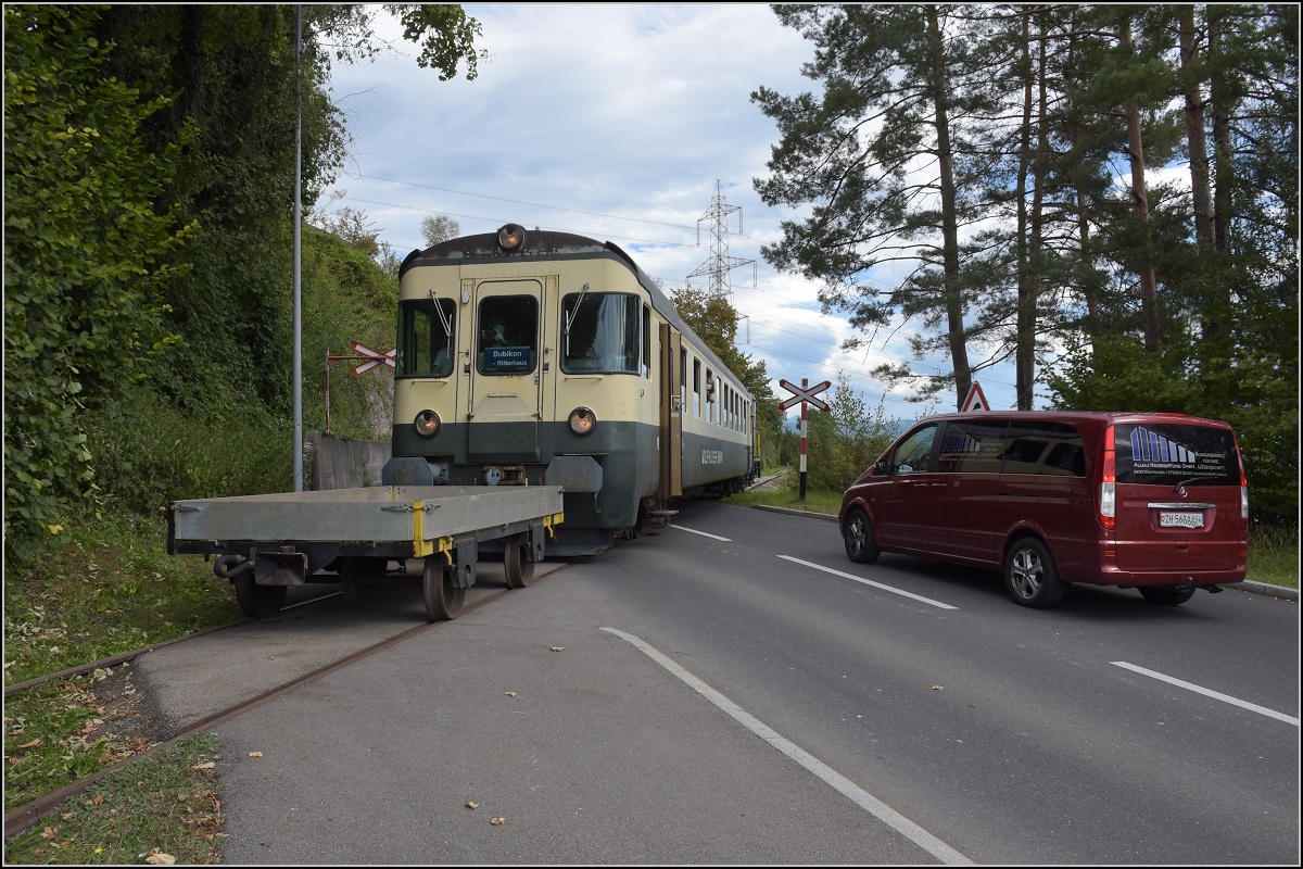 Fahrtag Wolfhuuser Bahn.

Passage des Bahnübergangs am Ortsende Wolfhausen. Der ABt bekam noch einen winzigen Beistellwagen für den Fahrradtransport. Oktober 2021.