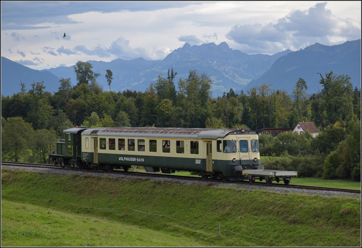 Fahrtag Wolfhuuser Bahn.

Tm 2/2 111 beim Gehöft Büel am Ortsende Bubikon. Oktober 2021.