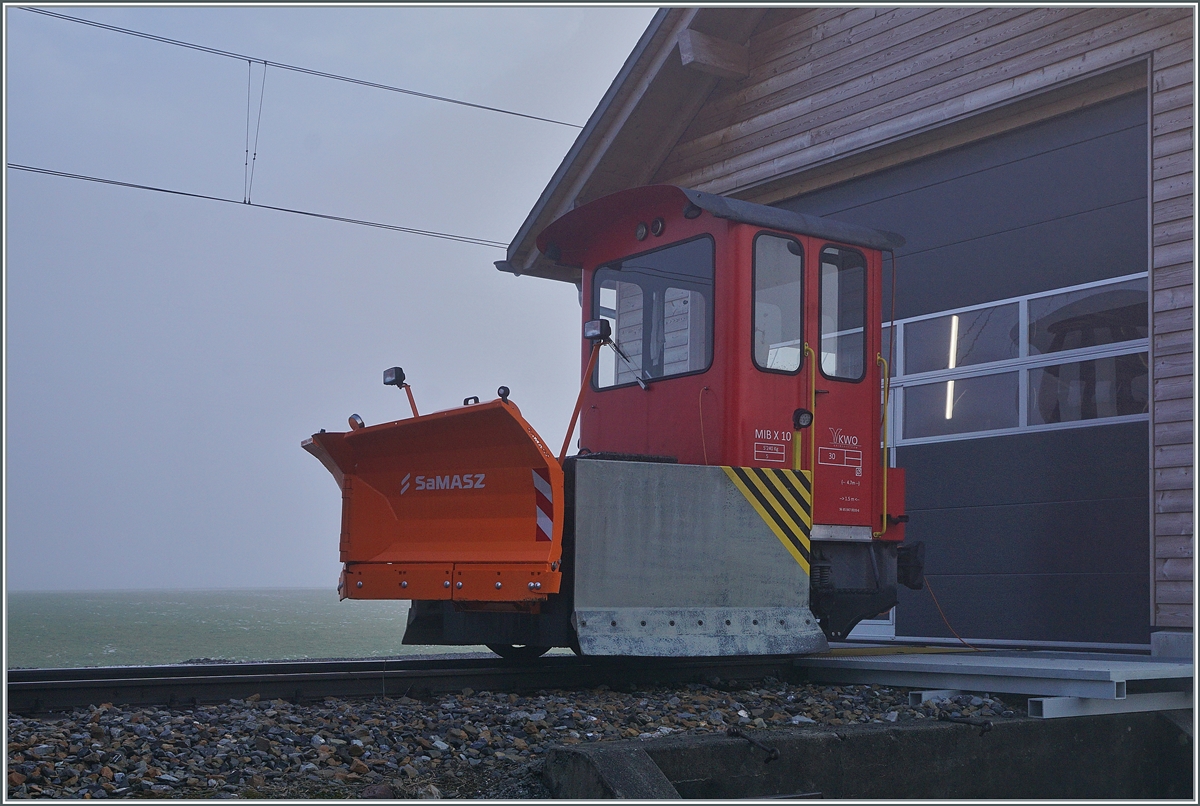 Falls es mal kräfigt schneien sollte, steht in Innertkichen der mit MIB X 10 der KWO bezeichnete kleine Traktor bereit, wobei die nun für die MIB zuständige Zentralbahn in Meiringen für besonders viel Schnee auch entsprechende Schneeschleuder aufbieten könnte. Schnee im 633 m.ü.M. liegenden Innertkirchen ist gar nicht so abwegig, und auf der Fahrt dem Brienzersee entlang kreuzte der Zentralbahnzug fünf Lawinenkegel, wovon einer eine Strassenbrücke am See beschädiget hatte.

17. Februar 2021