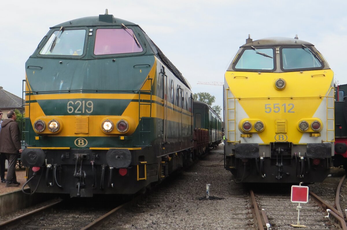 Farbenvergleich mit gleichen Kopf: 6219 (Bo'Bo') steht am 6 mai 2023 neben 5512 (Co'Co'); der Vierachser hat ein Farbenschema aus die 70er Jahre, wo der 5512 das farbenschema der NMBS Interventionsdienst tragt -sechs 55er wurden reserviert für Schleppdiensten mit am HSL liegengebliebene Thalys oder TGV Züge.