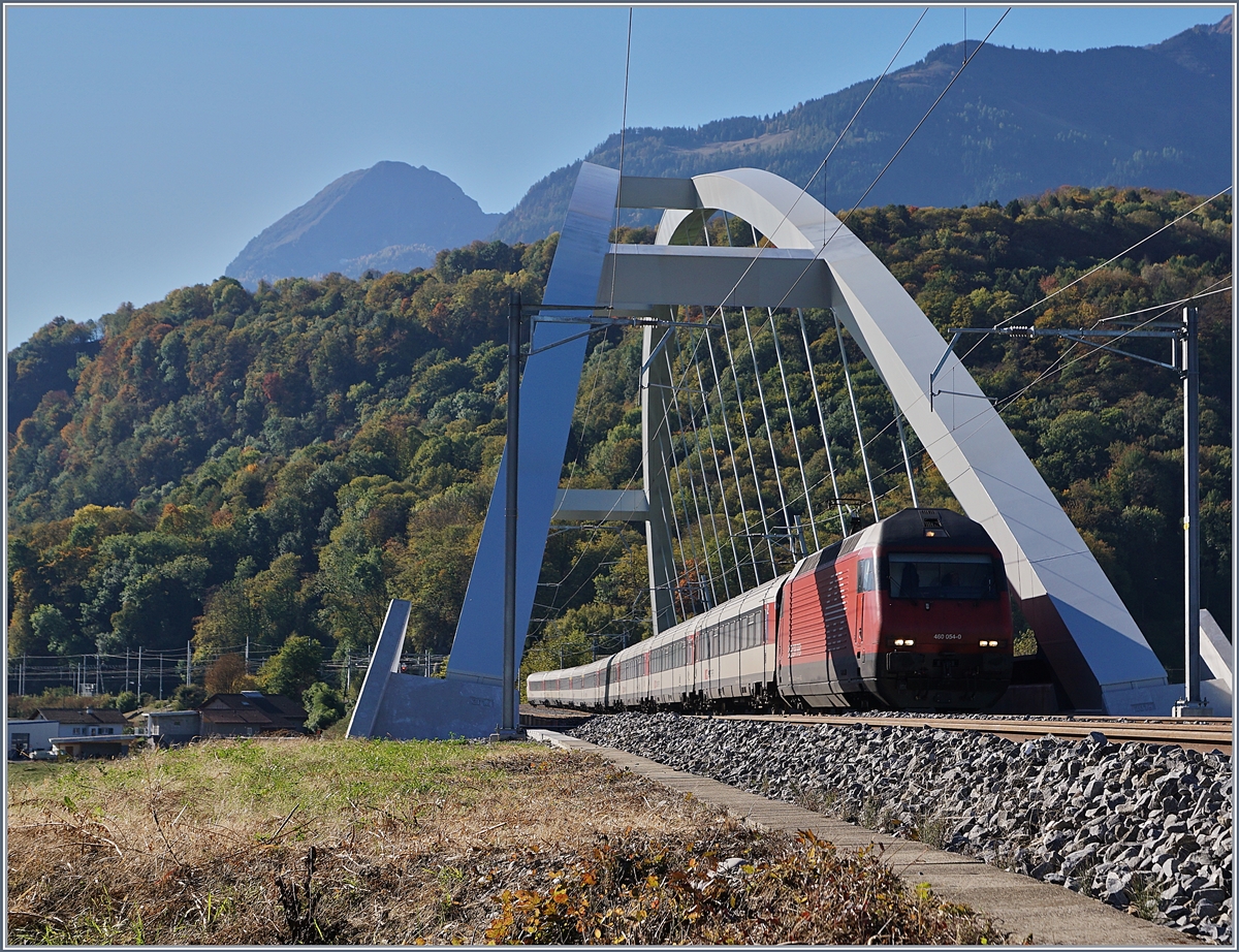 Fast 23 Meter ber die Gleise wlben sich die beiden Bgen der SBB Brcke  Massongex , die zwischen Bex und St-Maurice ber die Rhone fhrt. Die Brcke weist eine Spannweite von 125.8 Meter auf und gilt als lngste Sthlerne Eisenbahnbrcke der Schweiz. Sie ersetzt seit 2016 die beiden aus den Jahren 1903 und 1924 stammenden eingeleisigen Stahlbrcken. (Tech. Ang. Quelle: TEC21 Nr 41). Das Bild zeigt die SBB Re 460 054-0, die mit ihrem IR von Brig nach Genve unterwegs ist.
11. Okt. 2017