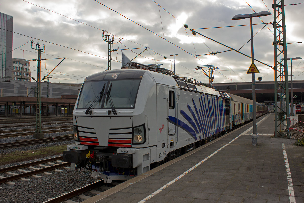 Fast fabrikneu ist 193 772  Viola  (Abnahme: 09.12.16), als sie hier am 28.12.2016 mit einem ausgeschlachteten Reiszugwagen (Ausmusterung: September 2001) und weiteren Wagen den Düsseldorfer Hauptbahnhof verlässt.