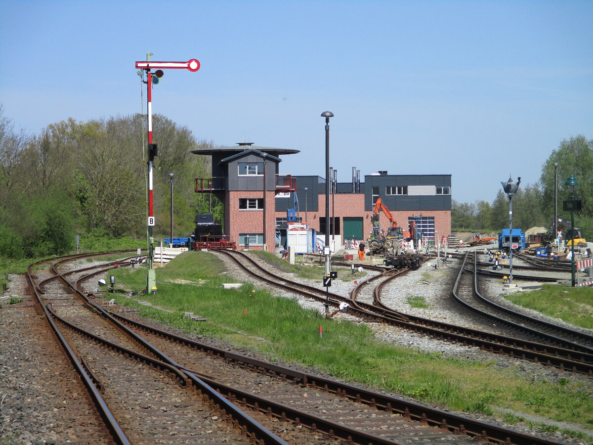 Fast fertig ist der neue Lokschuppen und die Werkstatt in Putbus.Aufgenommen am 03.Mai 2024.