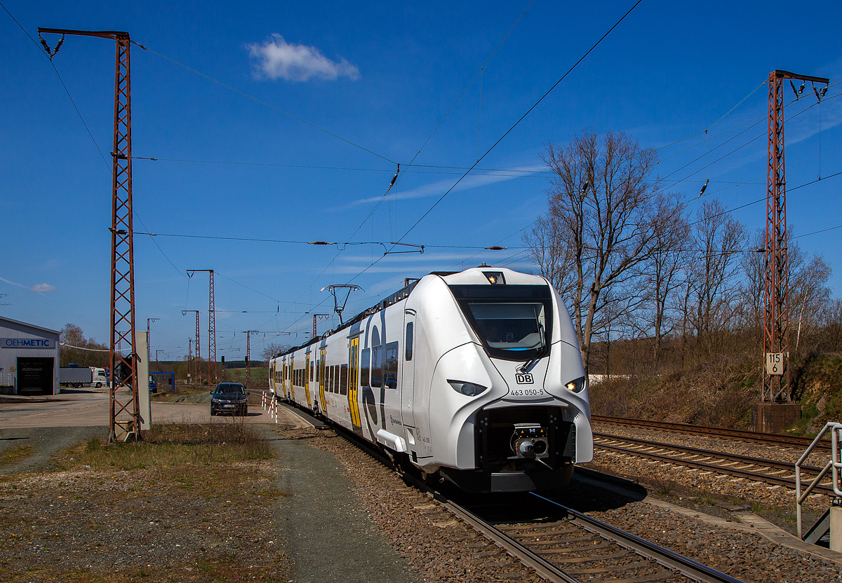 Fast frisch aus der Produktion....
Der dreiteilige Siemens Mireo 463 050-5 / 863 050-1 / 463 550-4 (94 80 0463 050-5 D-DB / 94 80 0863 050-1 D-DB /94 80 0463 550-4 D-DB) der DB Regio AG für die S-Bahn Rhein-Neckar fährt am 22.04.2021 durch Rudersdorf (Kreis Siegen) in südlicher Richtung. Er ist wohl auf Überführungsfahrt.

Der Triebzug wurde 2020 von Siemens Mobility im Werk Krefeld (ehemals DUEWAG) gebaut.

Im Sommer 2017 erhielt Siemens den Auftrag zur Lieferung von 57 Zügen vom Typ Mireo an die DB Regio AG, für den Einsatz der S Bahn Rhein-Neckar. Der Mireo wird als S-Bahn-Fahrzeug im Rhein-Neckar-Gebiet auf den künftigen Linien der S5, S6, S8 und S9 eingesetzt. Außerdem wird er als „Murgtäler Radexpress“ auf der Strecke zwischen Mannheim und Baiersbronn verkehren.

Als Mireo wird ein von Siemens Mobility entwickelter elektrischer Triebzug für den Schienenpersonennahverkehr bezeichnet, der im Produktportfolio von Siemens den Desiro ML ersetzt.

Der Mireo wird ausschließlich als Elektrotriebzug angeboten, eine Variante mit Verbrennungsmotor ist derzeit nicht geplant. Anders als der Desiro ML verfügt der Mireo über Jakobs-Drehgestelle, die, ähnlich wie beim ICE 4, mit innengelagerten Radsätzen ausgestattet sind. Die Wagenkästen werden in Aluminium-Integralbauweise hergestellt. Die Zahl der Einzelwagen, aus denen ein Triebzug gebildet wird, kann je nach Konfiguration zwischen zwei und sieben variiert werden. Jeder Endwagen des Mireo hat eine Länge von 26 m, jeder Mittelwagen ist 19 m lang. Es werden Versionen für Bahnsteighöhen von 550 mm, 760 mm und 960 mm angeboten. Die Zahl der angetriebenen Drehgestelle kann variiert werden, wodurch sich unterschiedliche Werte für die Anfahrbeschleunigung ergeben. Nach Angaben von Siemens wurden bei der Konstruktion des Zuges der Traktionsstromrichter und die elektrodynamische Bremse optimiert. Die Zwischenkreisspannung beträgt 750 V.

Im Zuge der Erweiterung der S-Bahn Rhein-Neckar auf den Strecken zwischen Mannheim, Eppingen, Karlsruhe und Aglasterhausen, an der Bergstraße und nach Mainz, setzt die DB Regio seit 13. Dezember 2020 stufenweise insgesamt 57 Neufahrzeuge vom Typ Mireo ein. Die Fahrzeuge gehen ins Eigentum einer Landesgesellschaft der Aufgabenträger über und werden während der 14-jährigen Laufzeit des Verkehrsvertrags an DB Regio Mitte verpachtet. Das Außendesign der Fahrzeuge integriert bestehende Designelemente der Länder Rheinland-Pfalz und Baden-Württemberg und ergänzt sie mit einem fahrzeughohen S-Bahn-Symbol.

Die Fahrzeuge haben pro Seite sechs doppelflügelige Schwenkschiebetüren eine Einstiegshöhe von 800 mm, mit Schiebetritten auf 770 mm, aufweisen. Die Fahrzeuge sind mit Fahrgast-WLAN ausgestattet. Sie haben 8 Sitze in der ersten Klasse, in der zweiten Klasse 152 Festsitze mit Armlehnen und je einer halben Steckdose und 40 Klappsitze und mit Stehplätzen eine Kapazität von etwa 454 Fahrgästen. Mit bis zu sechs Fahrrädern in den fünf Mehrzweckbereichen können in einem Triebzug 26 Fahrräder mitgenommen werden. Die optische Fahrgastinformation erfolgt über sechs doppelseitige Flachbildschirmdeckengondeln sowie Flachbildschirme in den Einstiegsbereichen. Im Fahrgastraum erfolgt wie schon in den modernisierten Triebzügen der Baureihe 425 eine Videoüberwachung, deren Aufzeichnungen 72 Stunden lang gespeichert werden. Die Triebzüge kosten zusammen etwa 340 Mio. Euro.

TECHNISCHE DATEN der BR 463 (Siemens Mireo, dreiteilig):
Spurweite: 1.435 mm (Normalspur)
Achsformel: Bo‘ 2‘2‘ Bo‘
Länge über Kupplung: 69.860 mm
Breite: 2.808 mm
Drehzapfenabstand: 19.680 mm (Endwagen) / 19.800 m (Mittelwagen)
Achsabstand in den Antriebs-Drehgestellen: 2.300 mm
Achsabstand in den Jakobs-Drehgestellen: 2.600 mm
Treib- und Laufraddurchmesser: 880 mm (neu) / 810 mm (abgenutzt)
Leergewicht: 109 t
Höchstgeschwindigkeit: 160 km/h
Dauerleistung: 2.600 kW
Beschleunigung: 0,96 m/s²
Anfahrzugkraft: 130 kN
Bremskraft: 130 kN
Kleinster bef. Halbmesser: R 125 m (Werkstatt R 100 m)
Stromsystem: 15 kV 16,7 Hz ~
Stromübertragung: Oberleitung
Sitzplätze: 200 (davon 8 in der 1. Klasse)
Anzahl der Türen je Seite: 6
Niederfluranteil: ca. 60 %
Einstiegshöhe: 800 mm
Kupplungstyp: S10

Bis Ende 2020 waren bereits über 180 Mireo-Triebzüge bei Siemens bestellt.

Es werden aber auch noch folgende Varianten als Hybrid-Triebzüge angeboten:

Mireo Plus B
Im März 2020 erhielt Siemens Mobility den ersten Auftrag für eine Variante, die mit einer zusätzlichen Batterie ausgestattet ist. Die zweiteiligen Fahrzeuge sollen ab Juni 2023 im Ortenau-Netz fahren. Sie haben ohne Oberleitung eine Reichweite bis zu 80 km.

Mireo Plus H
Neben dem Oberleitungselektrischen Triebzug plant Siemens gemeinsam mit dem kanadischen Unternehmen Ballard Power Systems eine Mireo-Variante zu entwickeln, die den benötigten Strom mit Hilfe eines Brennstoffzellensystems aus Wasserstoff erzeugt und daher auf nicht-elektrifizierten Strecken eingesetzt werden kann (Mireo Plus H). Eine 200 kW starke Brennstoffzelle von Ballard Power Systems soll dabei eine Geschwindigkeit von bis zu 160 km/h ermöglichen. Die ersten Einsätze dieses Brennstoffzellenhybridtriebzugs sind ab 2021 geplant.

Quelle: Siemens Mobility, DB Regio und Wikipedia