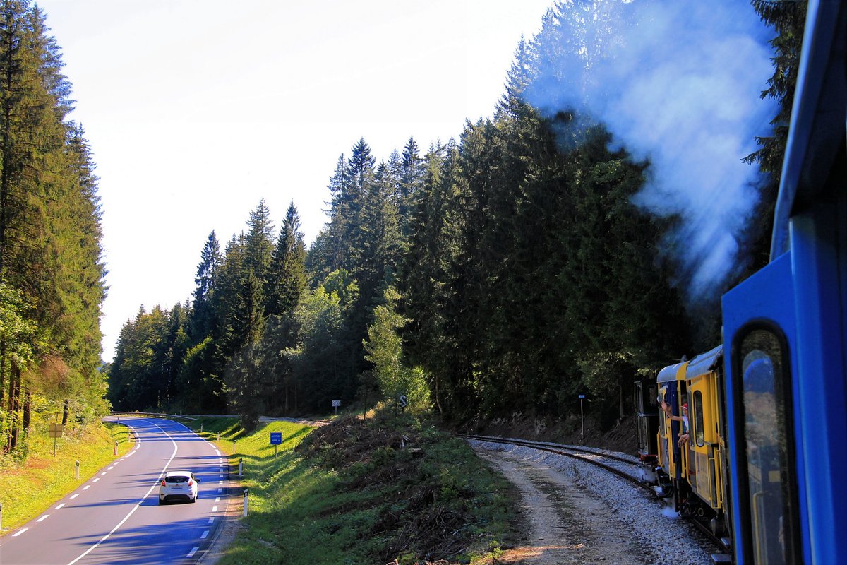 Fast geschafft. Das blaue Schild an der Strasse zeigt an, dass 1000 Meter ber Meer erreicht sind. 11.August 2018 