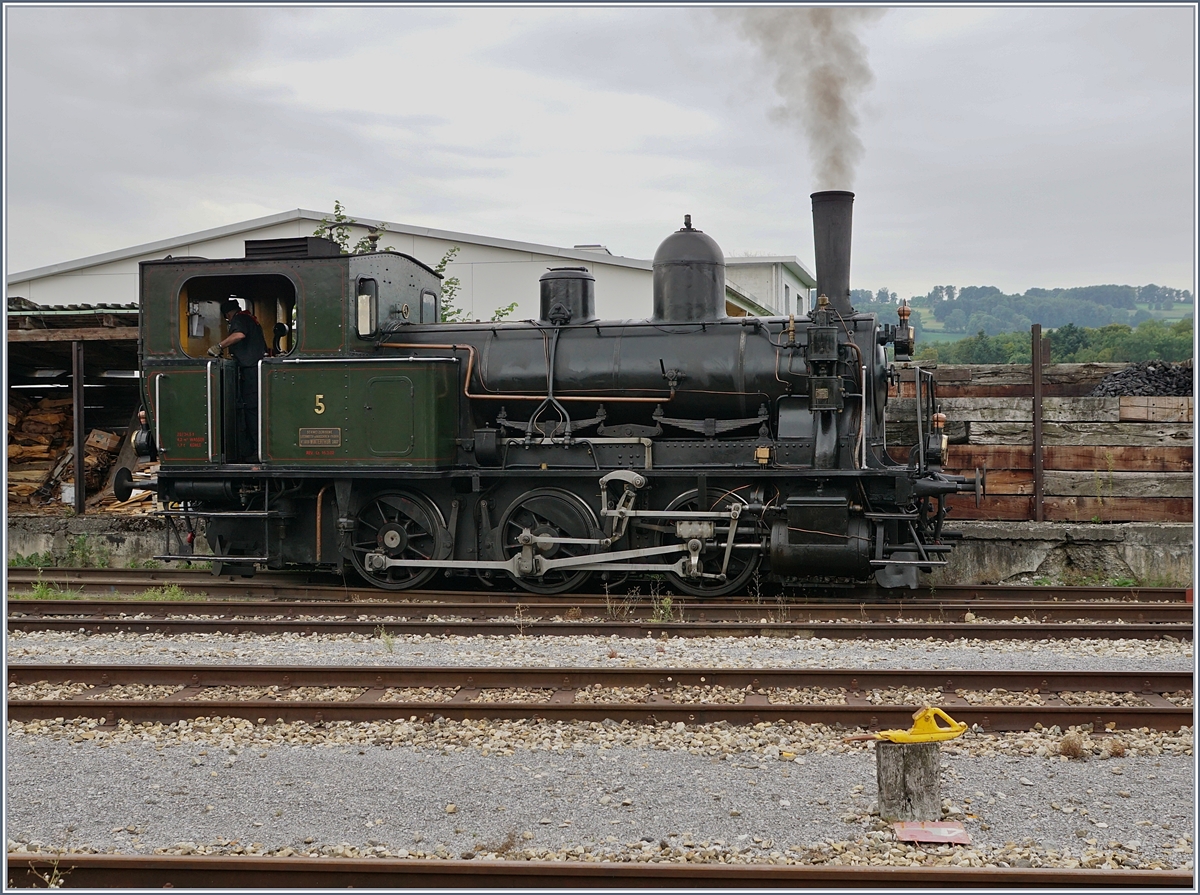 Faszination Dampf: Das Tigerli der ST in Triengen; oder etwas ausführlichger: Die 1907 bei der SLM unter der Fabriknummer 1810 für die SBB gebaute E 3/3 8479 ist heute bei der Sursee Triengen Bahn (ST) im Einsatz. Sie trägt nicht nur für jederman ersichtlich die Nummer 5, sondern verfügt auch über eine UIC Nummer: 90 85 0008 479-7.
27. August 2017