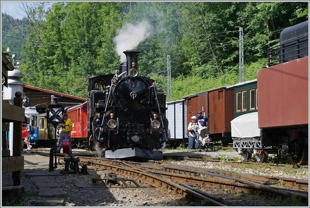  Festival Suisse de la Vapeur 2022 / Schweizer Dampffestival 2022  der Blonay-Chamby Bahn: Nun ist die vor kurzem aus Meiningen zurckgekehrte BFD HG 3/4 N 3 der Blonay-Chamby Bahn wieder bei der B-C in Betrieb. Die HGe 3/4 N 3 ist mit ihrem Zug in Chaulin eingetroffen, und dampft nun zum Wasserfassen.

4. Juni 2022

