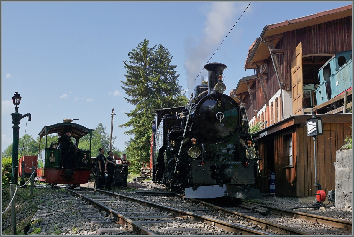  Festival Suisse de la Vapeur 2022 / Schweizer Dampffestival 2022  der Blonay-Chamby Bahn: Kurz darauf erreicht die HGe 3/4 N° 3 ist mit ihrem Zug von Blonay den Museumsbahnhof Chaulin. Links im Bild die G 2/2 N° 4  Rimini . 

4. Juni 2022