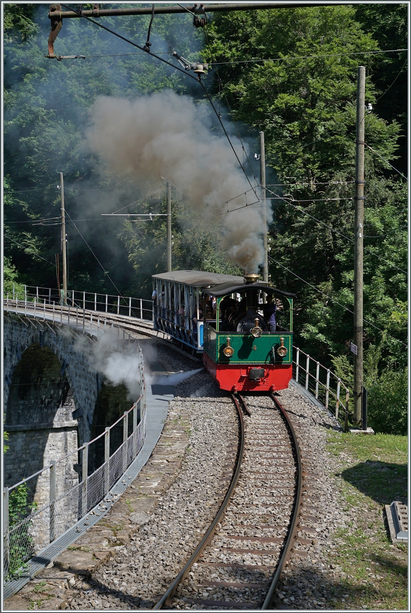  Festival Suisse de la Vapeur 2022 / Schweizer Dampffestival 2022  der Blonay-Chamby Bahn: die G 2/2 N° 4  Rimini  dampft mit ihrem Sommerwagen (LD) über den Baye de Clarens Viadukt in Richtung Chamby.

4. Juni 2022