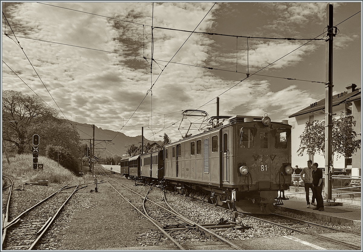 Festival Suisse de la Vapeur 2024 / Schweizer Dampf Festival 2024 bei der Blonay-Chamby Bahn.
Die Bernina Bahn RhB Ge 4/4 81 der Blonay Chamby Bahn ist mit dem ersten Zug des diesjährigen  Festival Suisse de la vapeur 2024  in Blonay angekommen.

18. Mai 2024