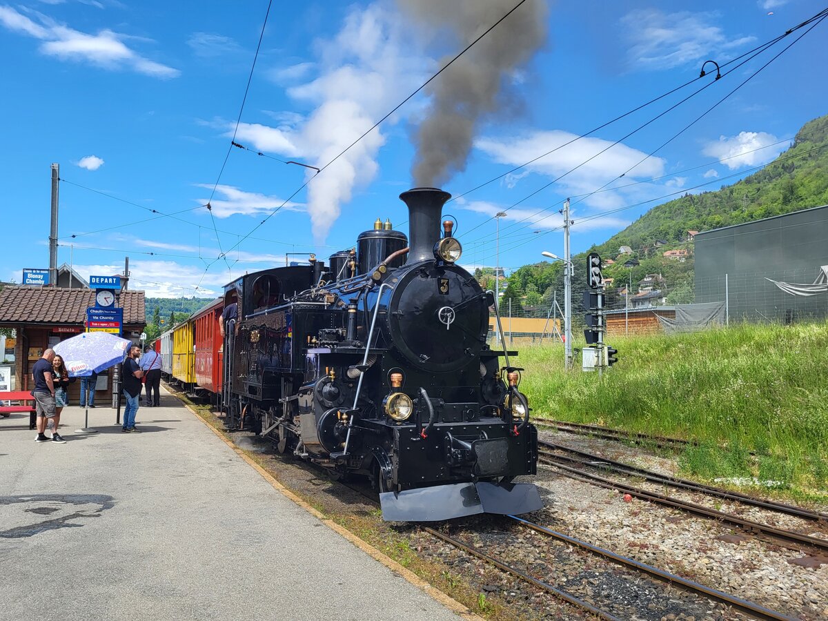 Festival Suisse de la Vapeur 2024 / Schweizer Dampf Festival 2024 bei der Blonay-Chamby Bahn.
Die BFD HG 3/4 N° 3 der Blonay Chamby Bahn wartet in Blonay mit ihrem Dampfzug auf die Abfahrt nach Chamby. 

19. Mai 2024