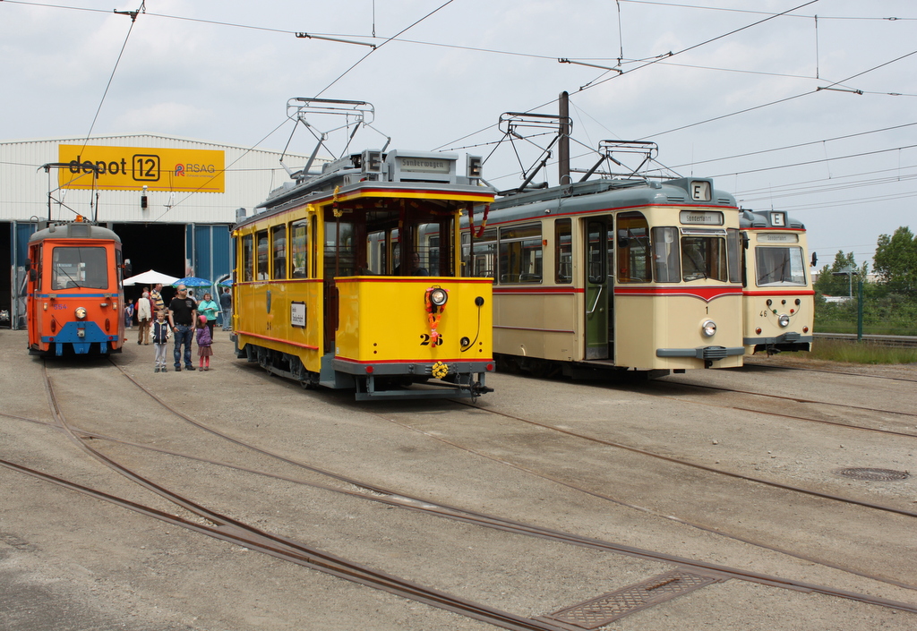 Festlich geschmckt stand Wagen 26 zum 90. Geburtstag am 21.05.2016 vor der Wagenhalle in Rostock-Marienehe.