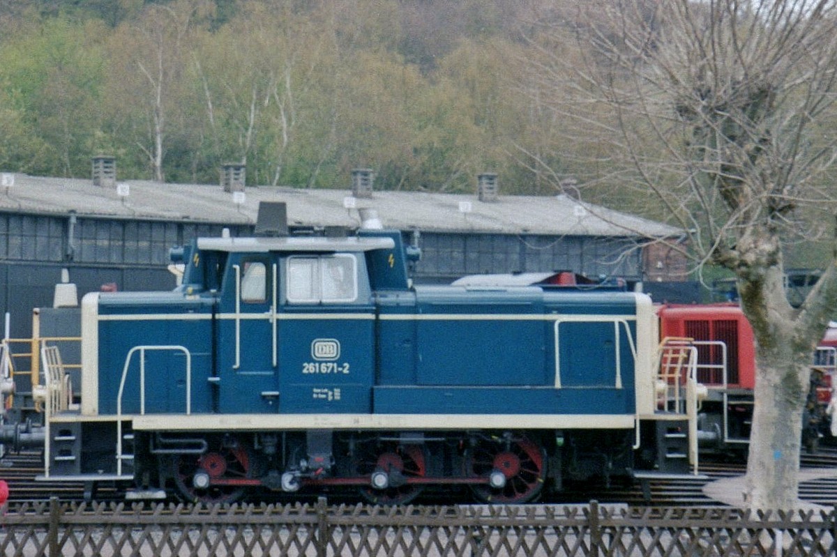 Flankblick auf 261 671 in Bochum-Dahlhausen am 16 April 2009.