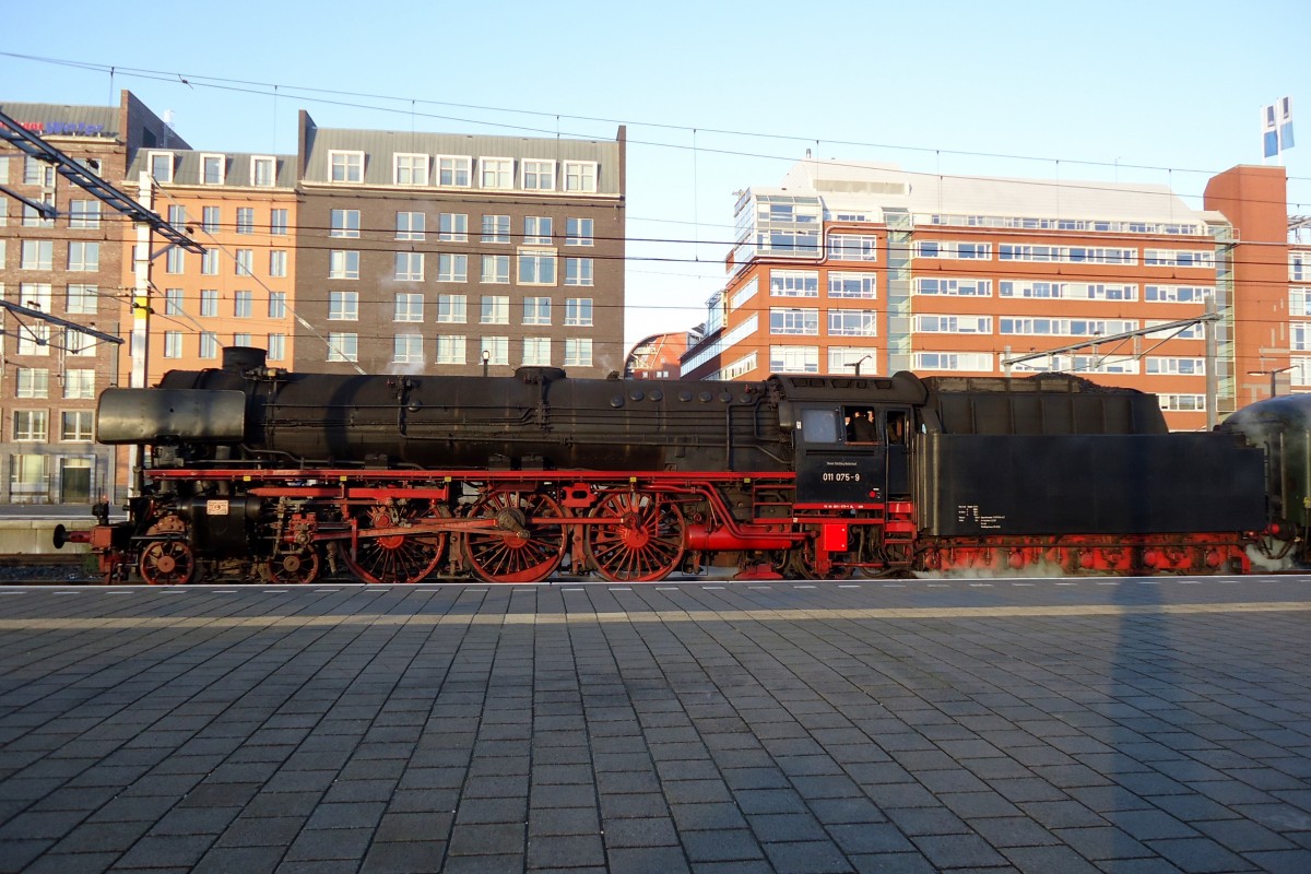 Flankschüss von 011 075 in 's Hertogenbosch am 6 Dezember 2014.