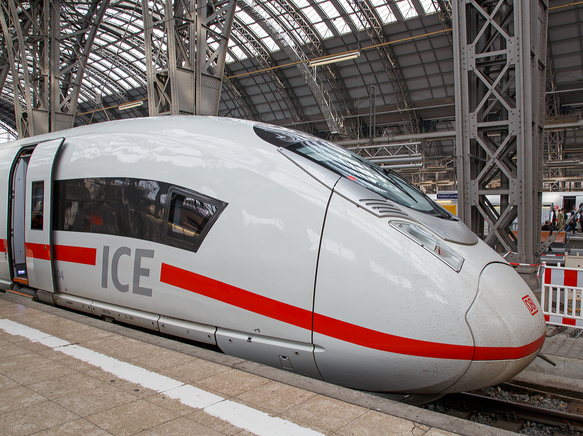 
Formstudie des Siemens Velaro D (ICE3 der BR 407), hier der Triebzug 704 (93 80 5 407 004-1 D-DB) als ICE 9556 nach Paris-Est im Hauptbahnhof Frankfurt am Main am 17.06.2016.