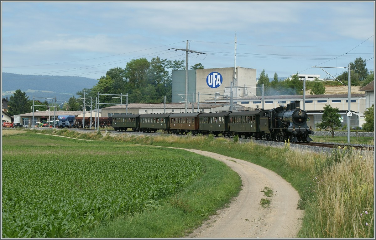 Fotogen in der Kurve, vor einem leider nicht so fotogenen Hintergrund zeigt sich SBBA 3/5 705 mit ihrem Extrazug nach Murten bei Ins.
25. Juni 2011