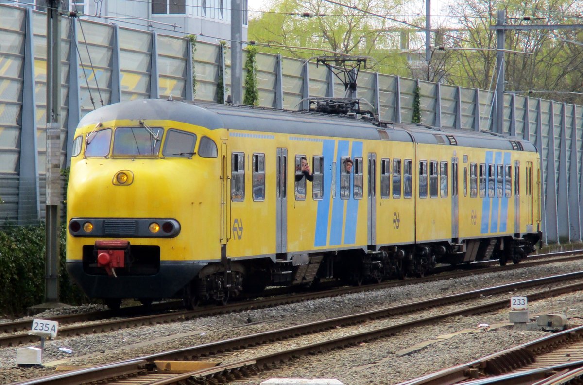 Fotografenduel in Rotterdam Centraal am 26 März 2017 beim Einfahrt von NS 876. 