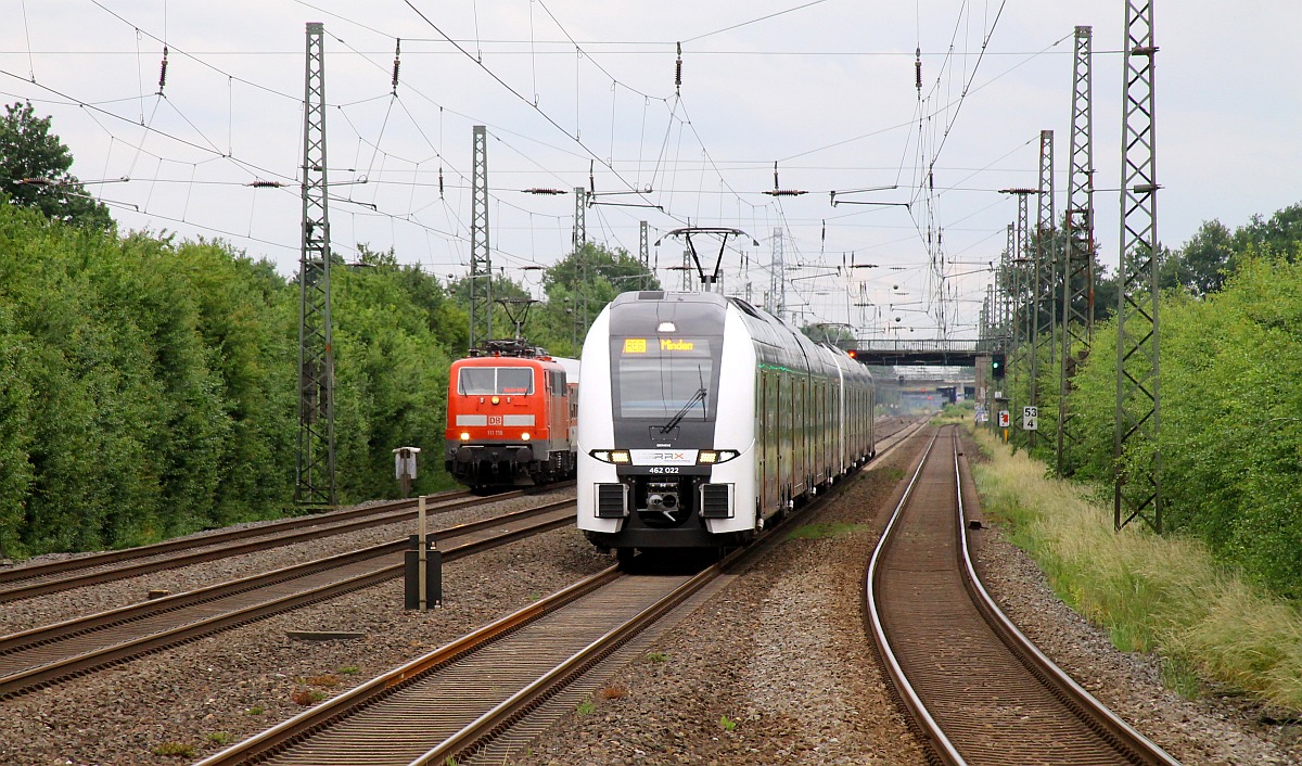 Fotografenpech: DB 111 118 mit Sonderzug wird vom schnelleren RRX 462 022 in Duisburg-Rahm zugefahren. 10.06.2022