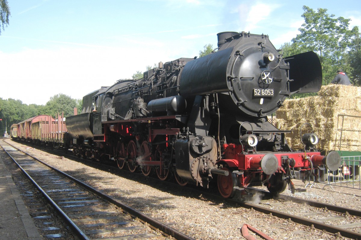 Fotoguterzug mit 52 8039 steht am 2 September 2012 bei der VSM in Loenen.