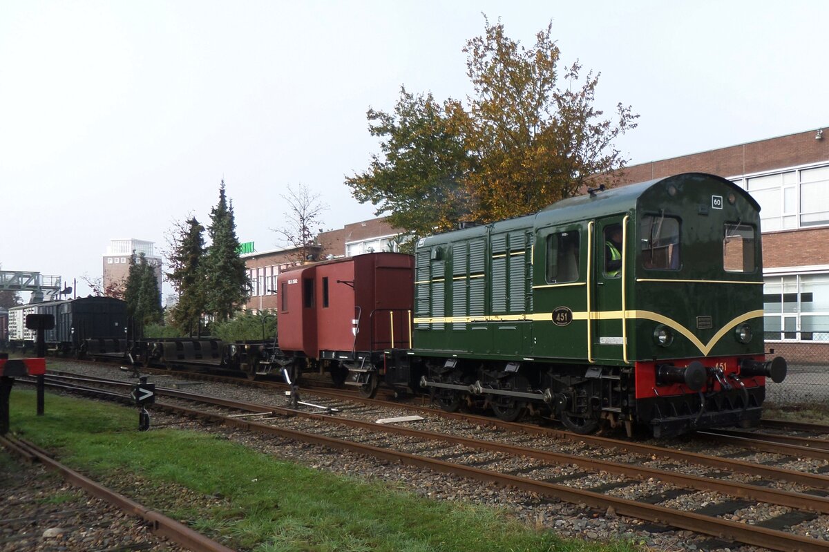 Fotoguterzug mit ex-NS, heute MBS 451 steht am 23 Oktober 2016 in Haaksbergen.