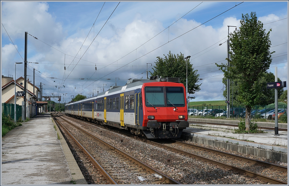 Frasne, der SBB NPZ RBDe 522 wartet mit seinem Pendelzug auf die Rückfahrt nach Neuchâtel; auf Jahresende 2019 verlor der bunte Zug die Betriebszulassung in der Schweiz, seither wird ein Flirt France für den TGV Anschlussverkehr auf dieser Strecke eingesetzt. 

13. Aug. 2019