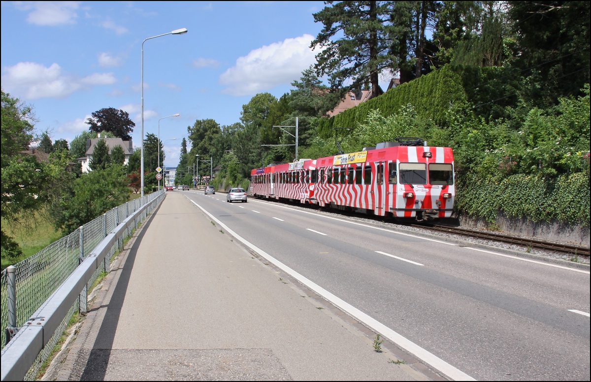 Frauenfeld-Wil-Bahn mit einer Kombination aus 2 Triebwägen und einem Steuerwagen, diese Wägen sind im Alltagsbetrieb bereits durch einen behindertengerechten Nachfolger ersetzt. 08.07.2012.